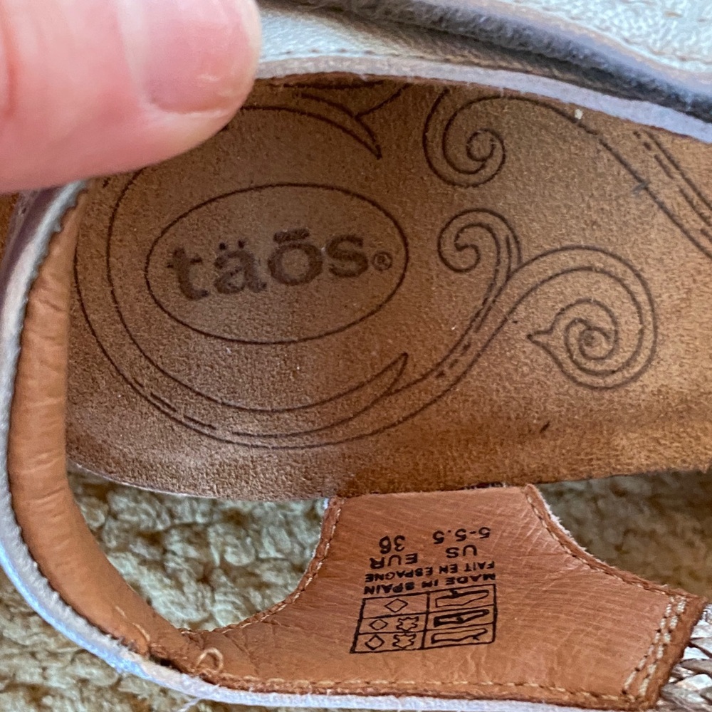 taos Women's Sandals in Silver NWOT - Picture 2 of 5